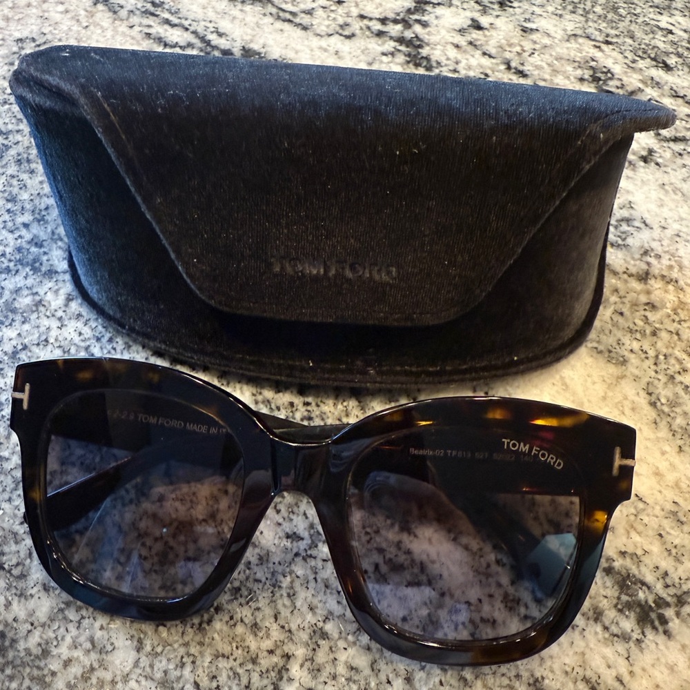 NEW!!! TOM FORD Beatrix-02 Sunglasses
BOUTIQUE
TF613 52H Authentic